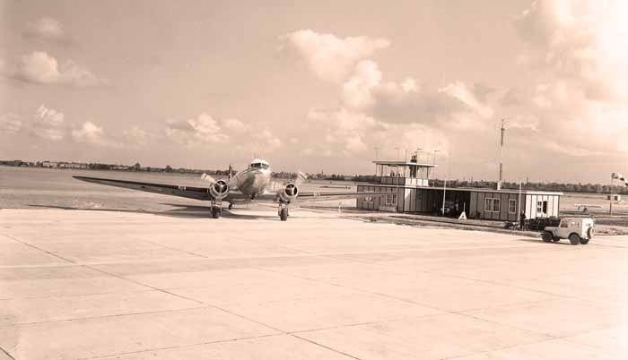 Vliegveld Zestienhoven in 1956